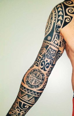  Tatouage maori, polynésien sur l'intégralité du bras